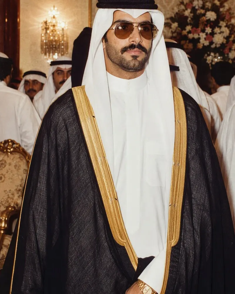 العريس بالبشت والغترة في قاعة العرس يحصل على فلاش الاستوديو القوي وكراسي مذهّبة على طريقة الثمانينات.