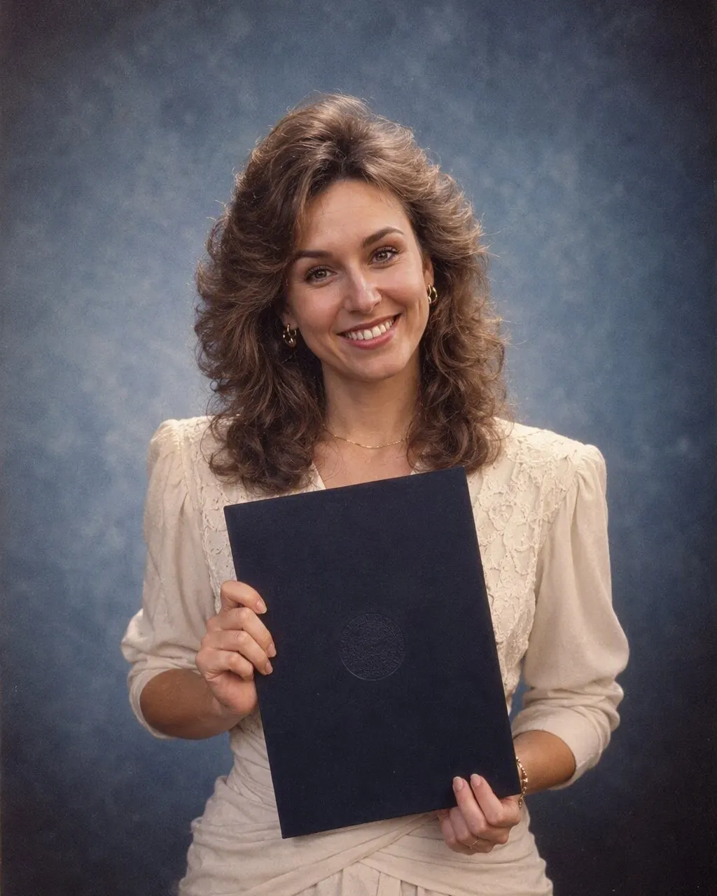 Fotka z maturitního plesu ve stylu 80. let od FaceCast: ateliérové plátno, tvrdý blesk a oblečení z poloviny 80. let