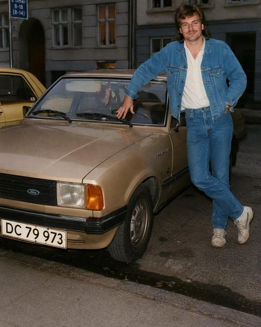 En person ved en bil, lavet om til en aftenscene fra midten af 80’erne med filmkorn og varme farver, lavet med FaceCast