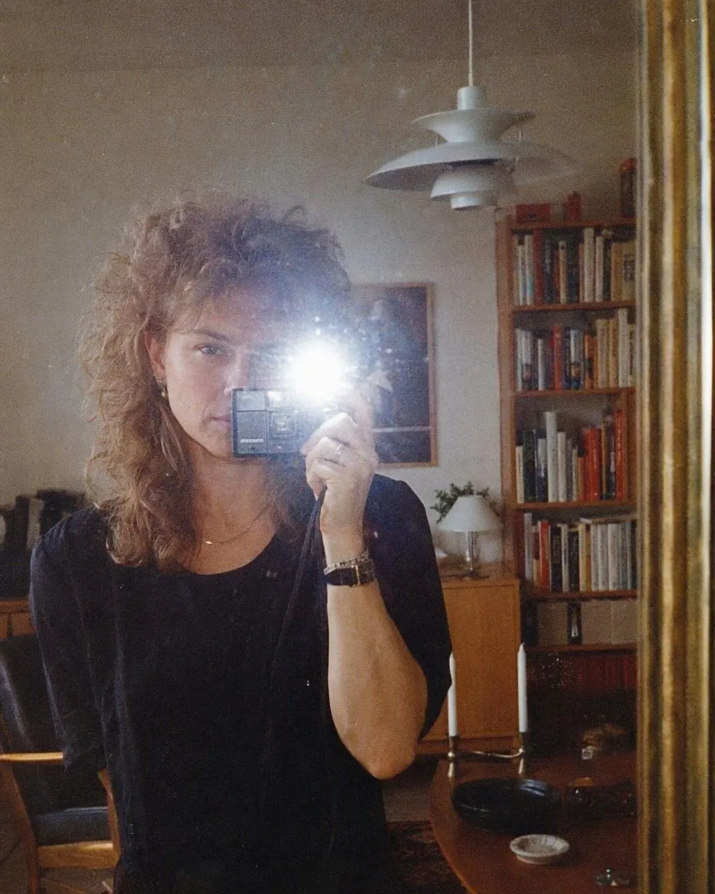 En spejlselfie lavet om til et portræt fra midten af 80’erne med stort permanentet hår