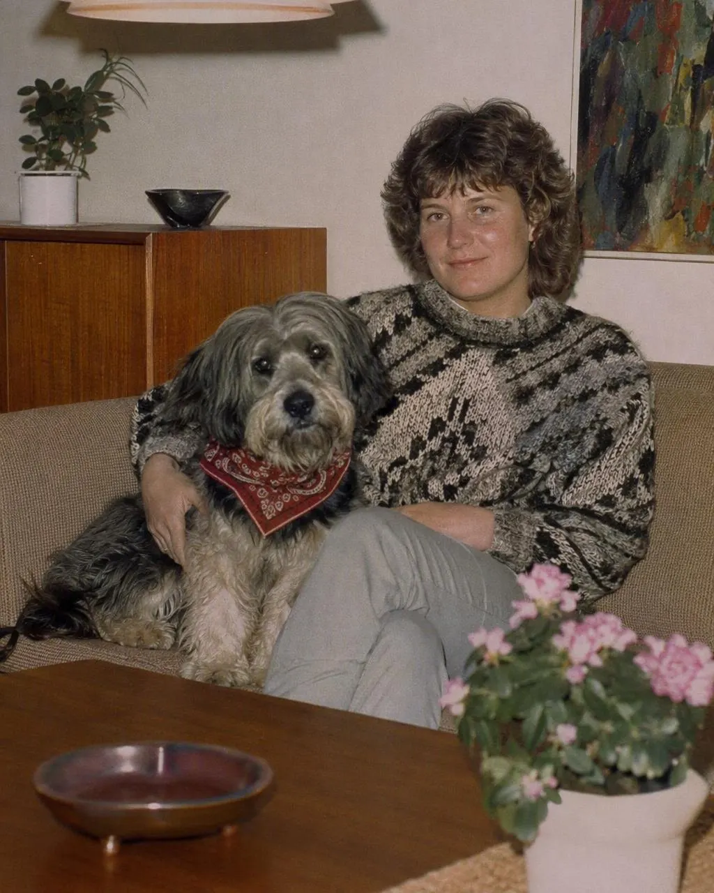 En person med sin hund i stil fra midten af 80’erne med filmkorn og varme falmede farver
