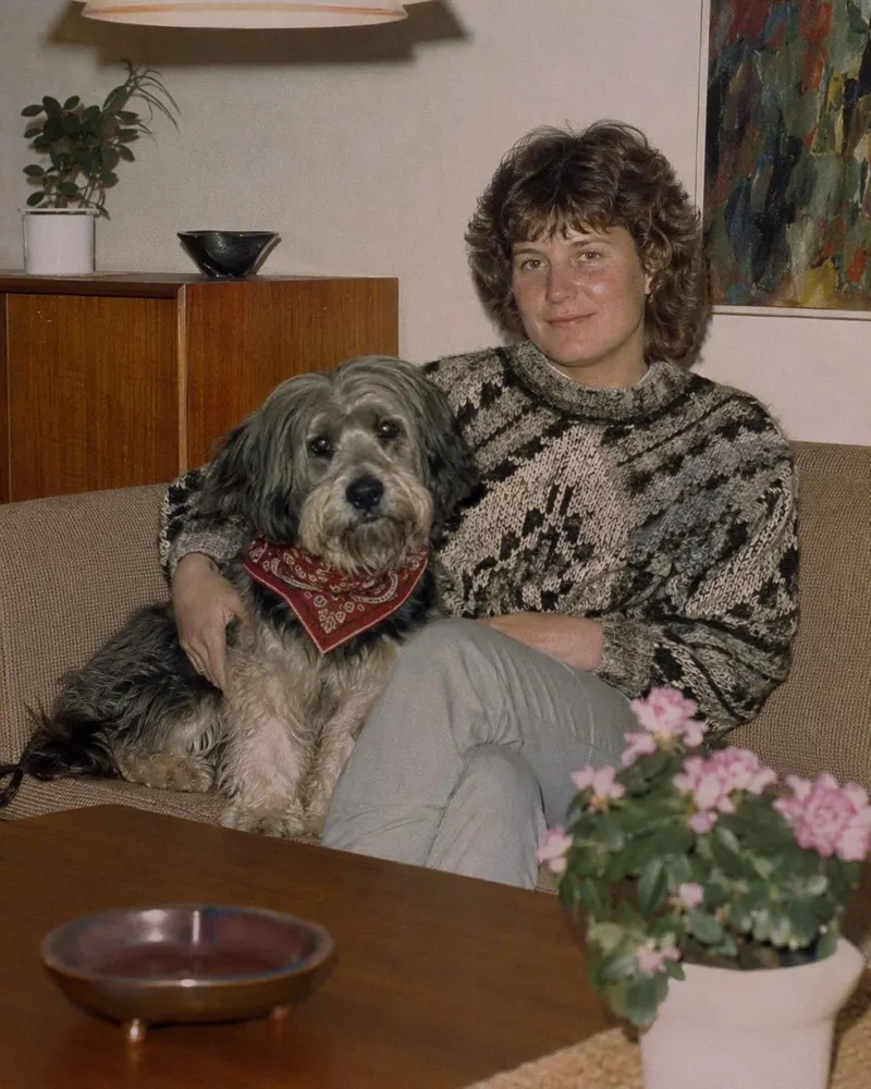 Jer to i sofaen: hunden er den samme, tørklædet er fra 80erne.