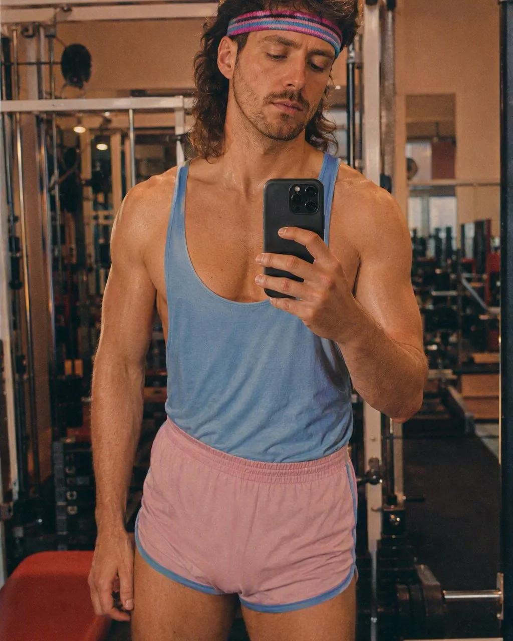 Stilisiertes Porträt aus einem Selfie im Fitnessstudio, mit kräftigen Farben