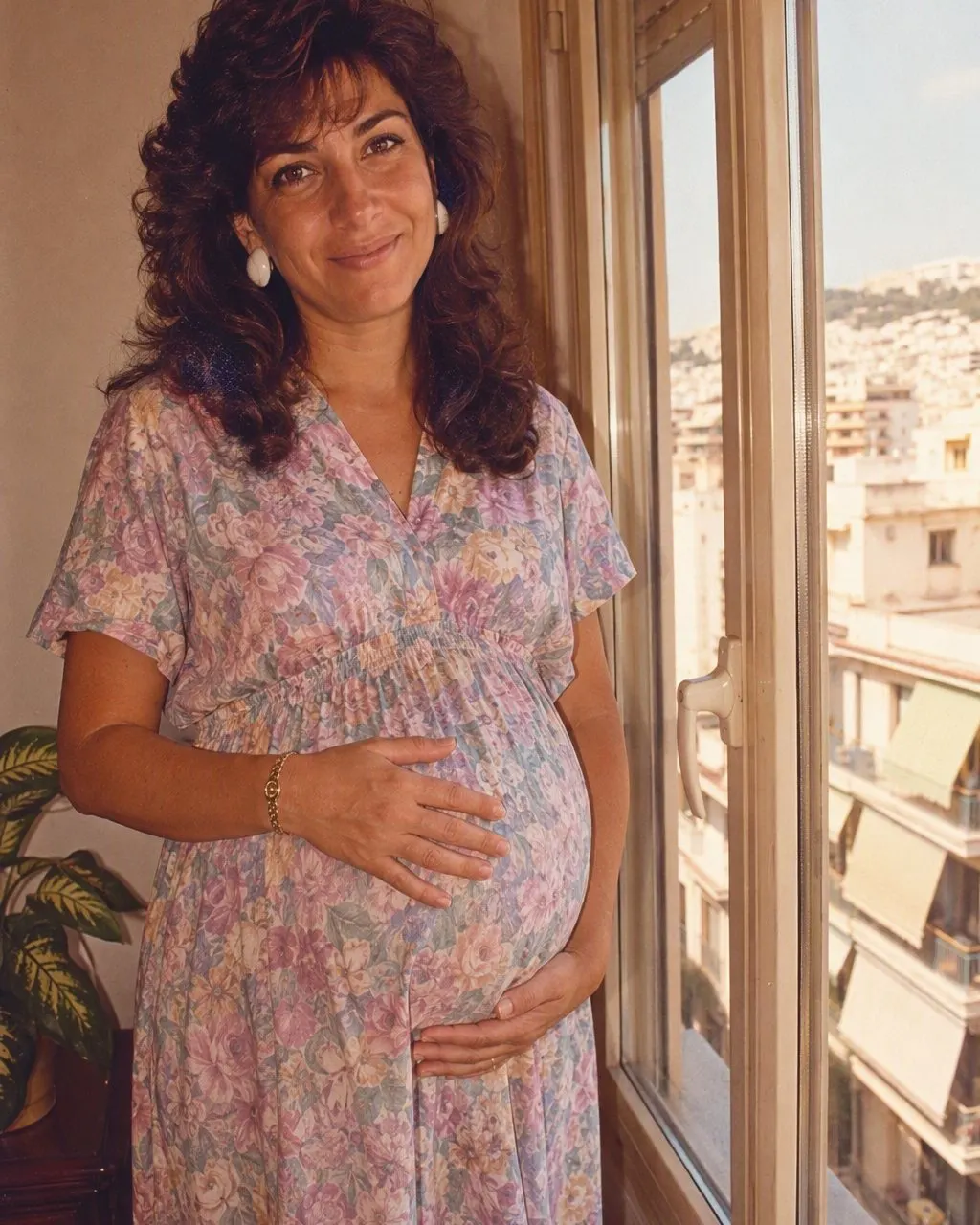 Φωτογράφιση εγκυμοσύνης σε στιλ των 80s με παστέλ ρούχα και μαλακό φως στούντιο