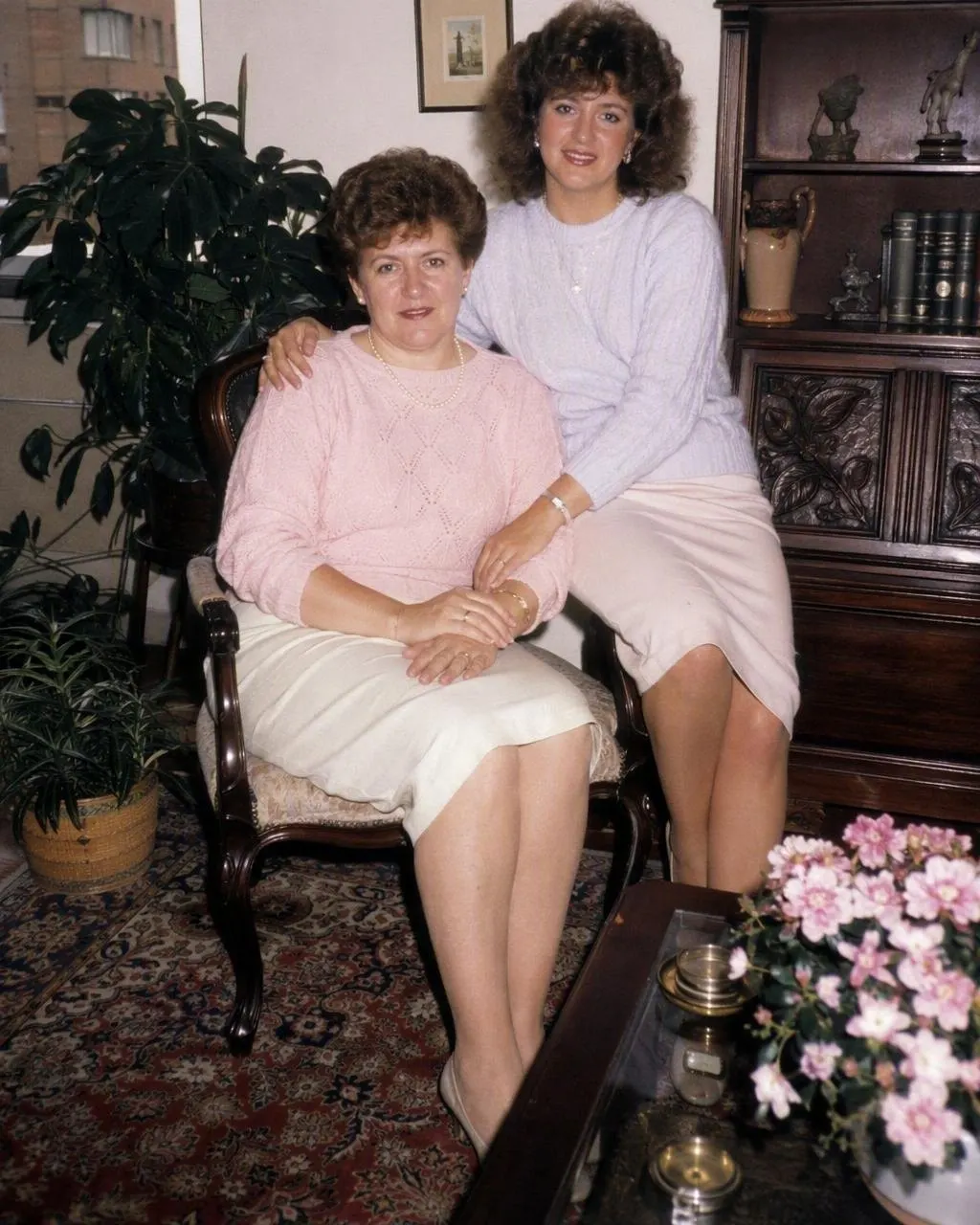 Madre e hija adulta con estilo ochentero generado con IA