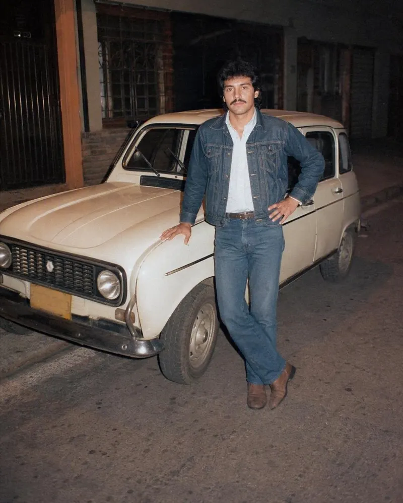 La foto junto al auto en la calle se convierte en una noche de 1986 con un deportivo.