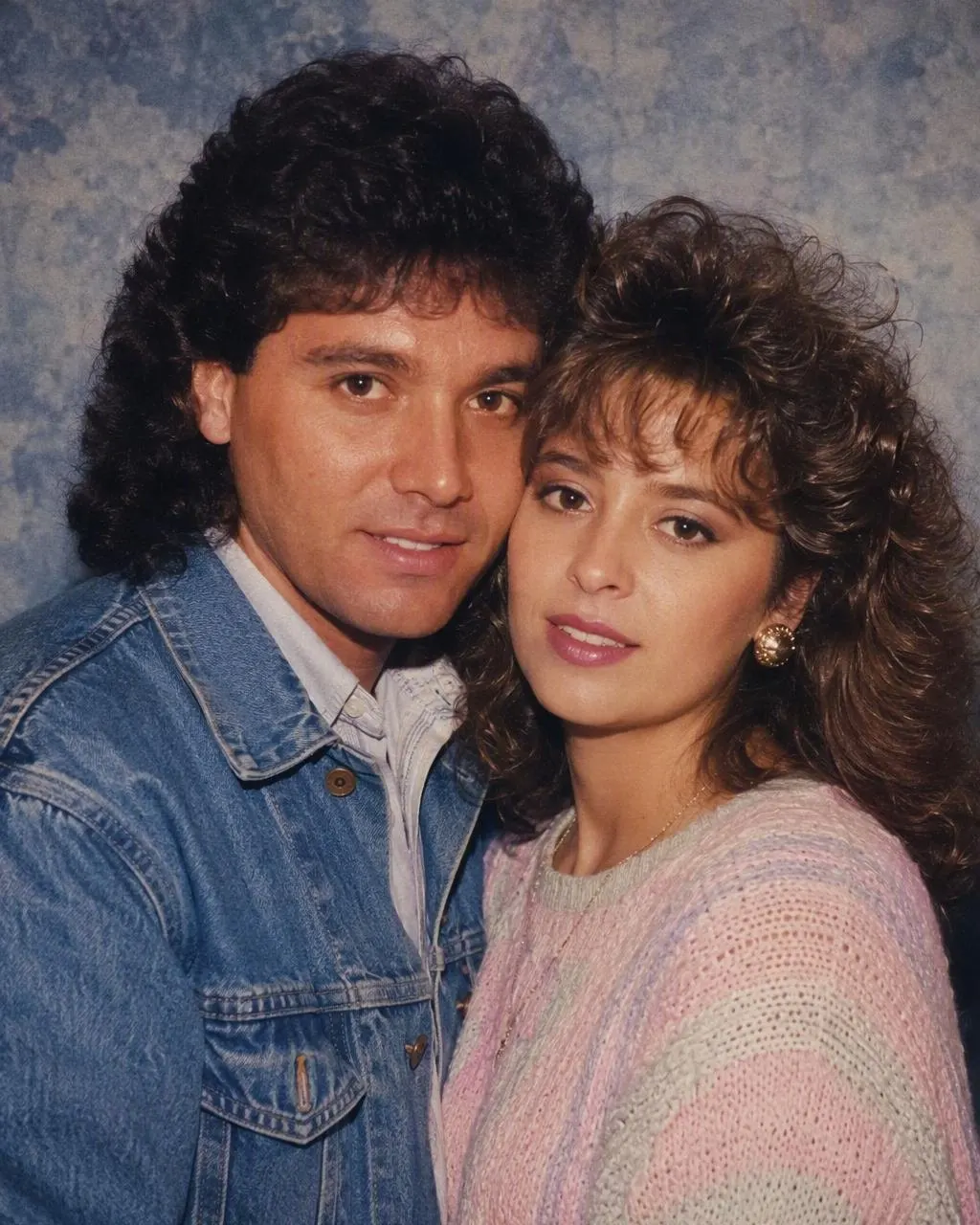 Pareja con look ochentero generado con IA, con hombreras y fondo degradado