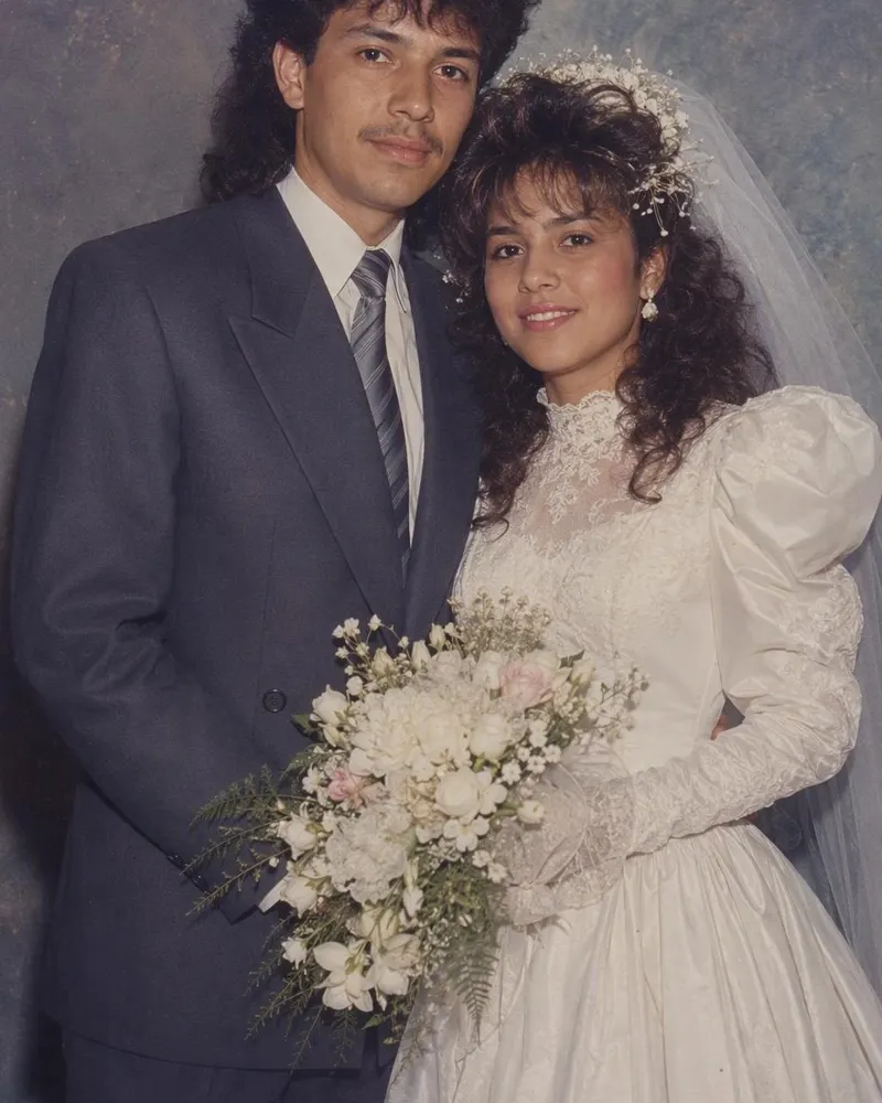 Los novios de hoy, con vestido de mangas abullonadas y esmoquin de solapa ancha.