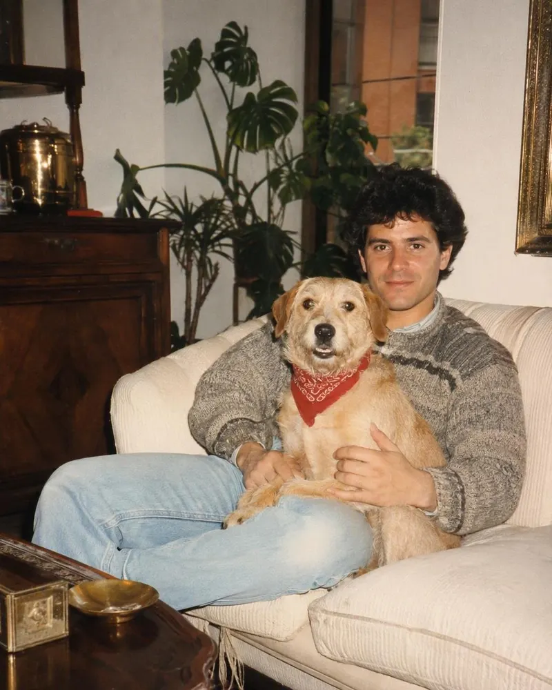 Tu foto en el sillón con el perro: el perro igual, la bandana de los 80.