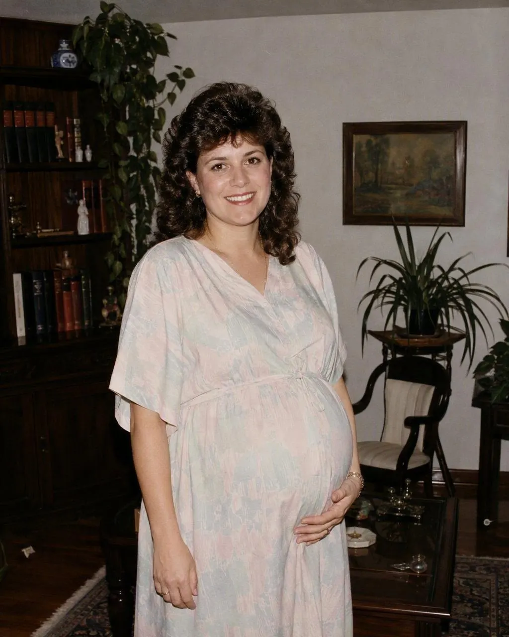 Foto de embarazo con estética de los años 80 generada con IA