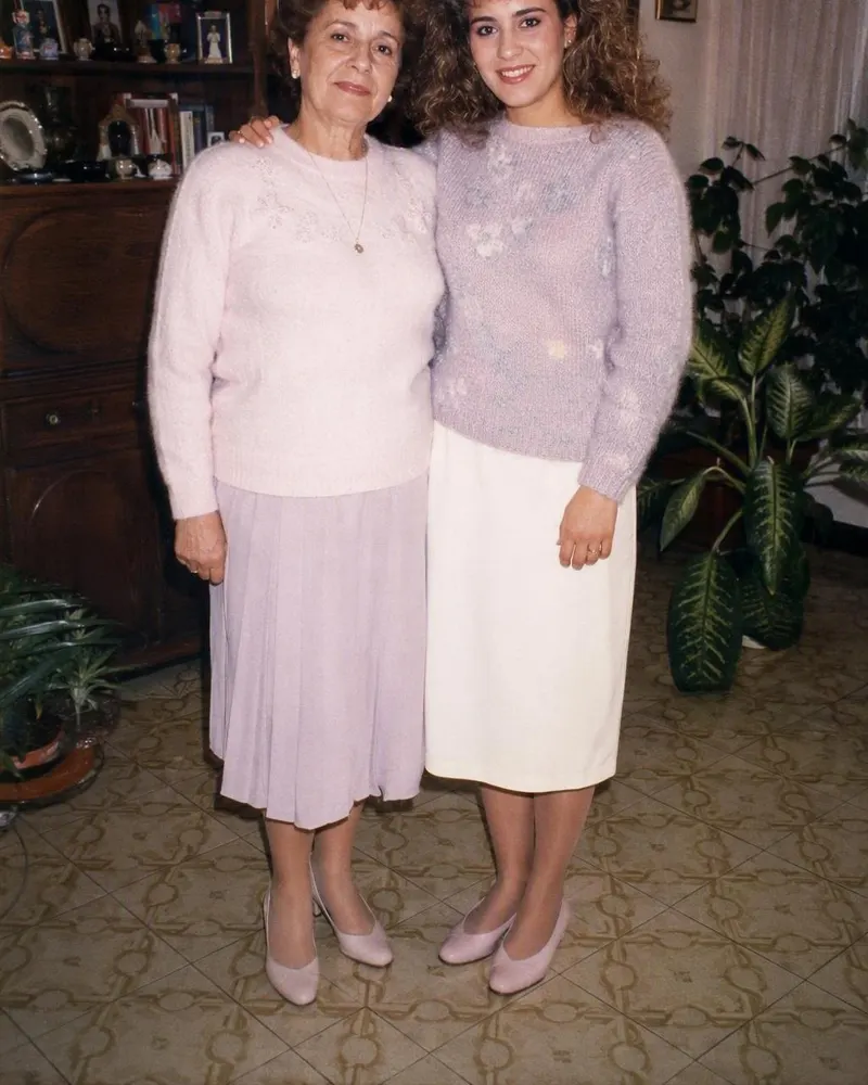 La foto en la mesa familiar se convierte en un retrato de familia ochentero.
