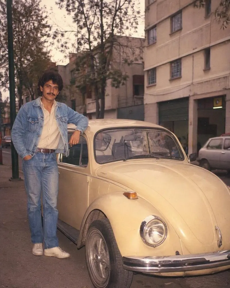La foto junto al auto en la calle se convierte en una noche de 1986 con un deportivo.