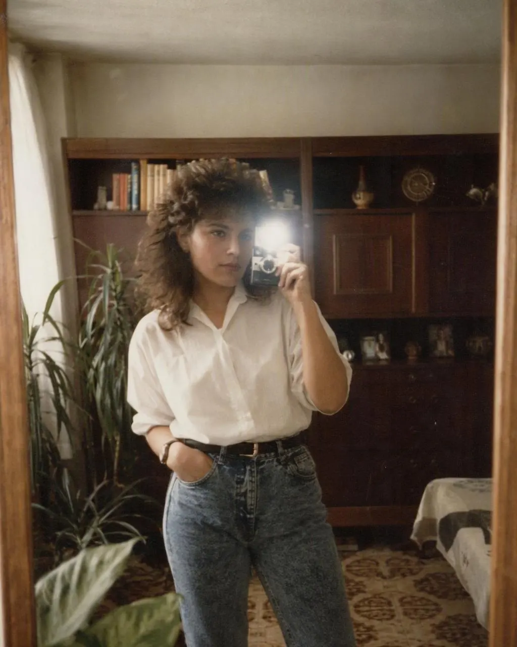 Selfie en el espejo convertida al estilo años 80 con IA