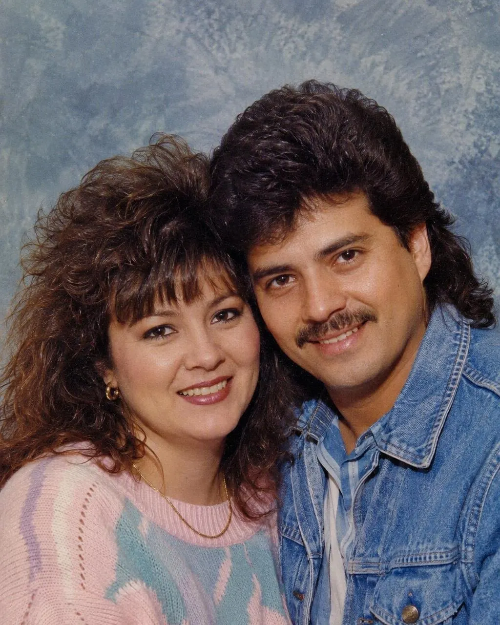 Pareja con el filtro de los años 80 aplicado con IA: pelo con volumen, hombreras y fondo con láser
