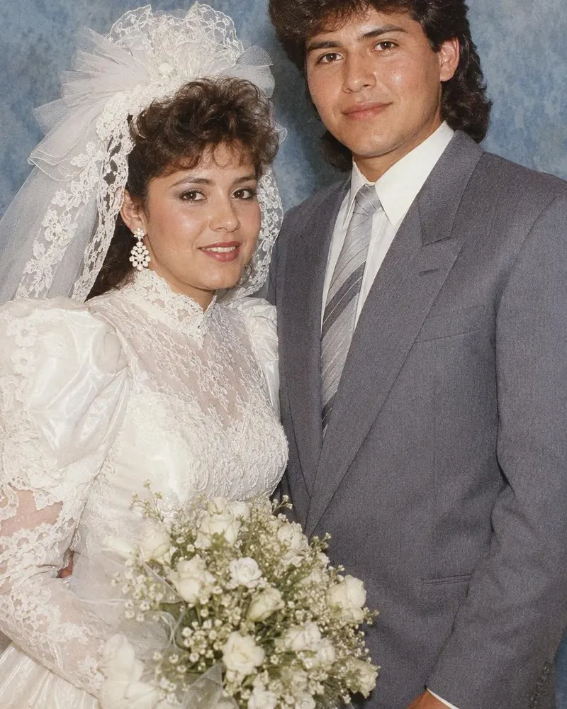 Los novios de hoy, con vestido de mangas abullonadas y esmoquin de solapa ancha.