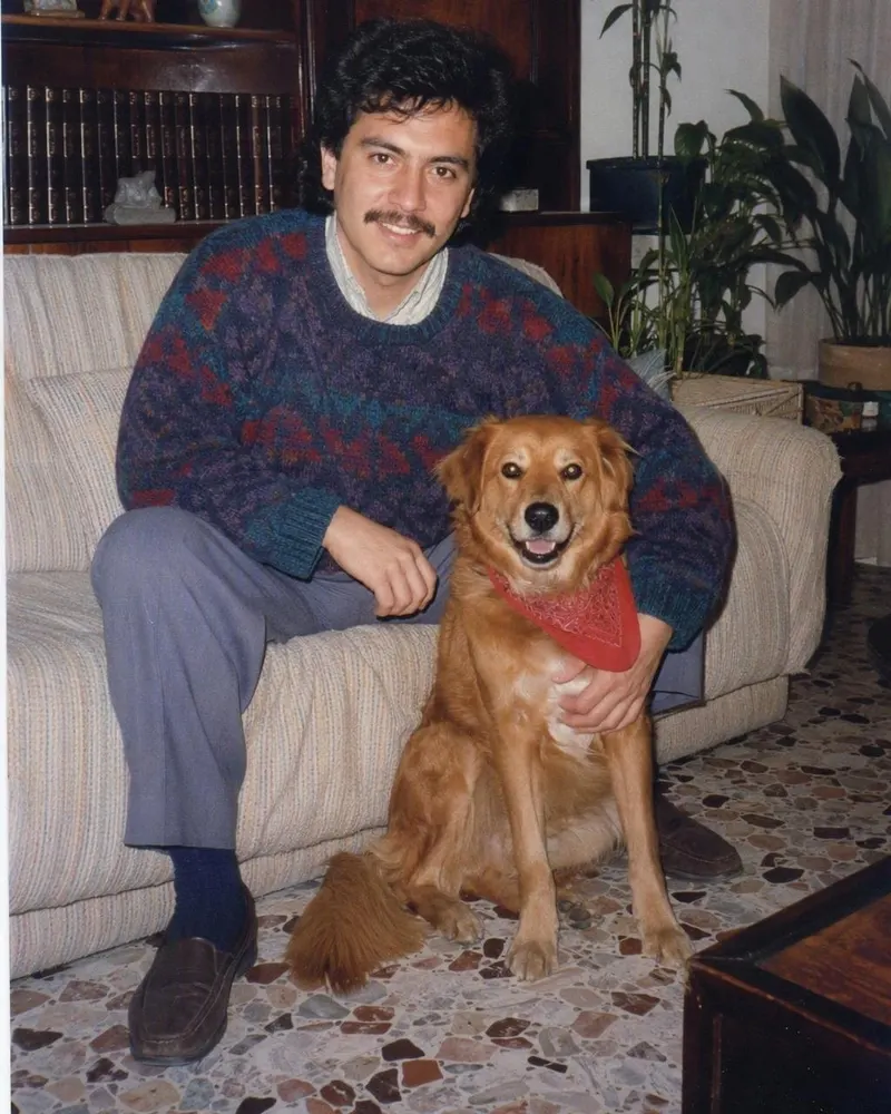 Tu foto en el sillón con el perro: el perro igual, la bandana de los 80.