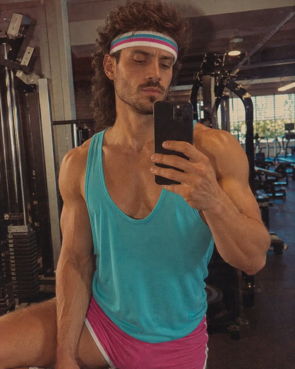 Photo de salle de sport en style années 80 : bandeau, legging fluo, body et flash direct