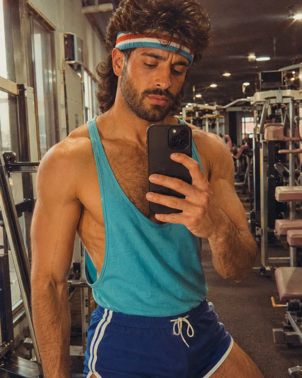 Foto in palestra in stile anni 80: body colorato e scaldamuscoli