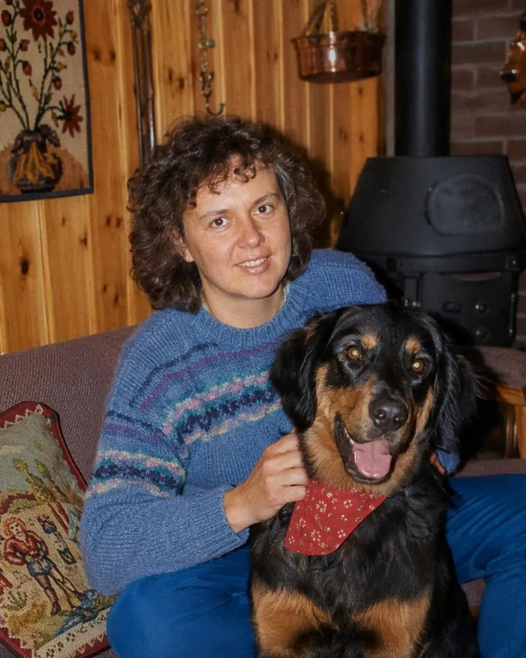 En person med hunden sin i stil fra midten av 1980-tallet med filmkorn og varme falmede farger