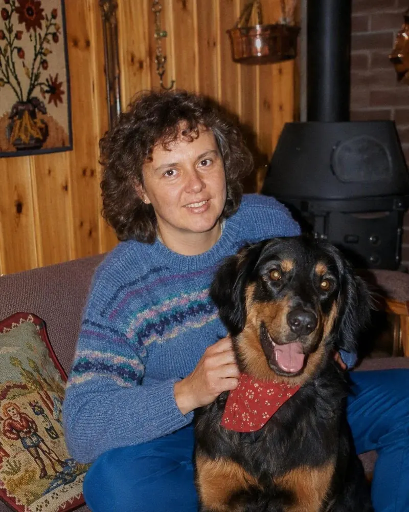 Dere to i sofaen: hunden er den samme, skjerfet er fra 80-tallet.