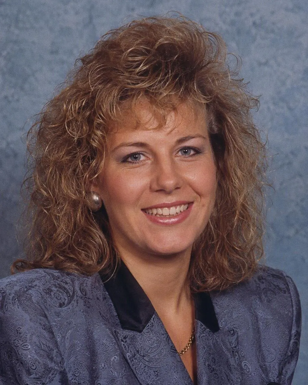 Et portrett omstylet til et studiofotografi fra midten av 1980-tallet med føn-lagt hår, hard blits og filmkorn, laget med FaceCast