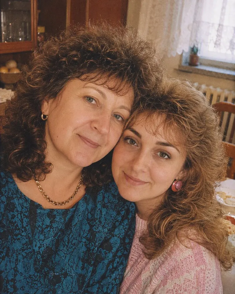Kadr przy kuchennym stole zmienia się w rodzinny portret z lat 80.