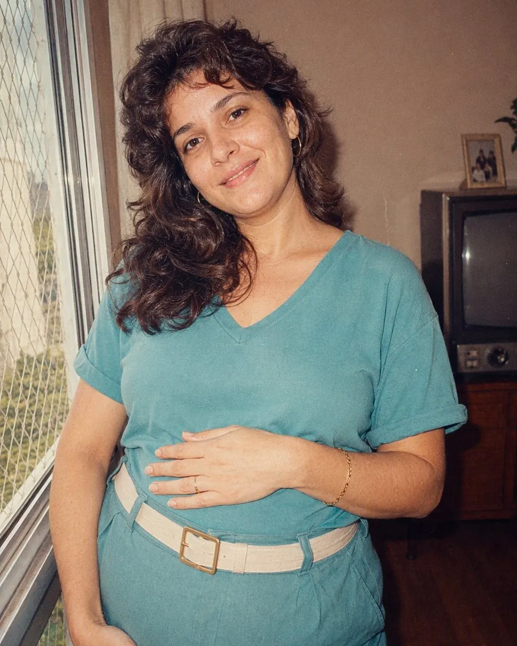 Foto de ensaio gestante transformada no estilo anos 80 com IA no FaceCast