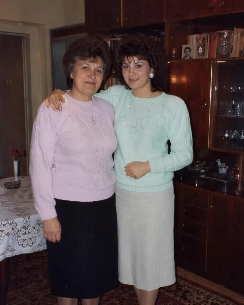 O poză de la masa din bucătărie devine un portret de mamă și fiică de la mijlocul anilor 80.