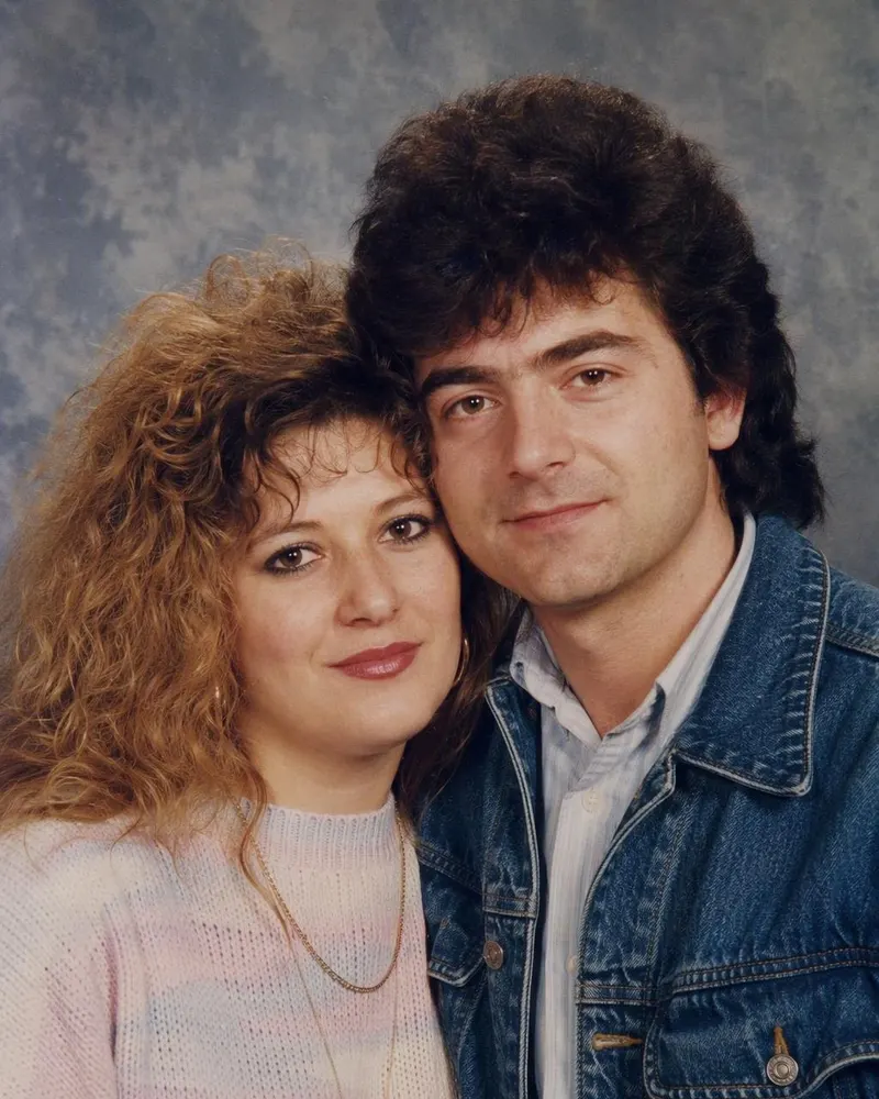 Un selfie de cuplu se transformă într-o ședință de studio din anii 80, cu denim asortat.