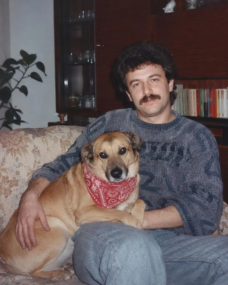 Voi doi pe canapea: cățelul rămâne același, bandana e din anii 80.