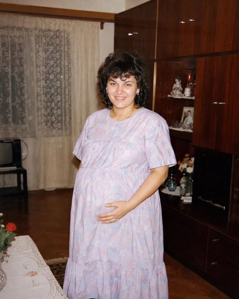 Poza cu burtica devine o ședință de maternitate de la mijlocul anilor 80.