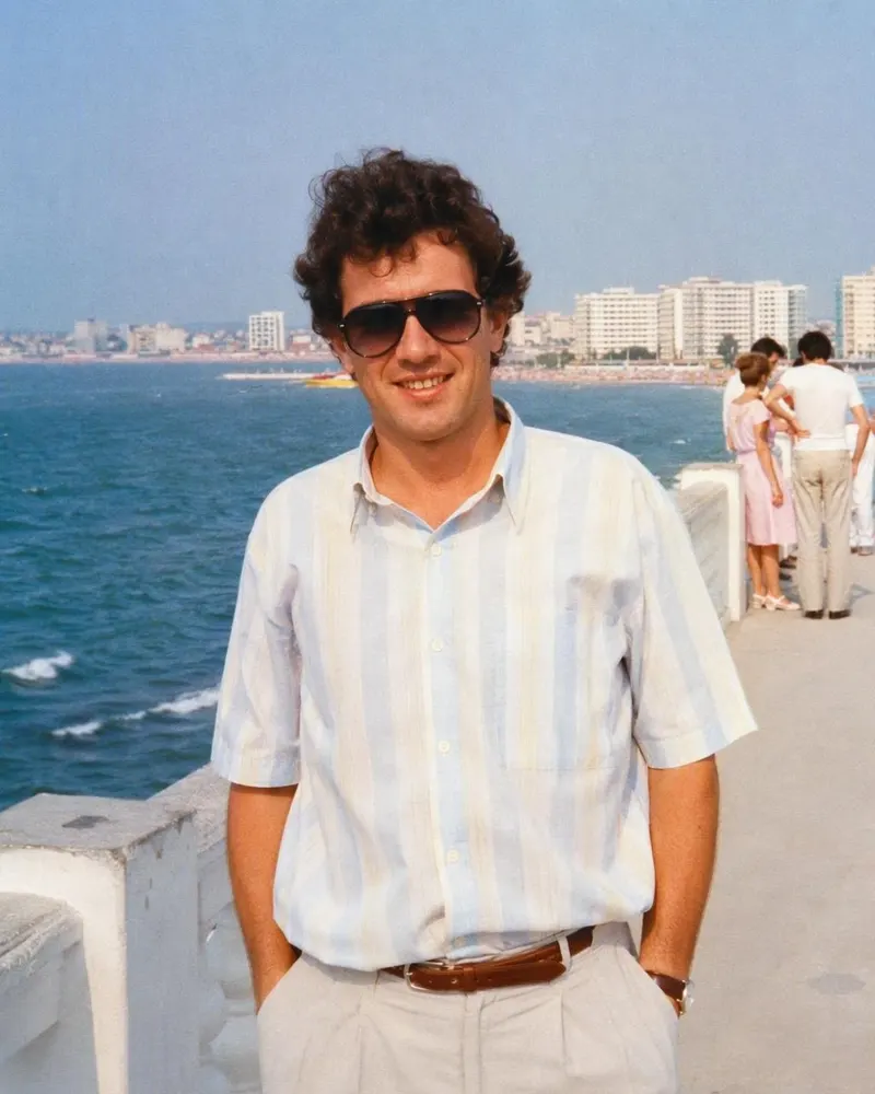 Poza de vacanță capătă culorile arse de soare ale filmului de atunci.