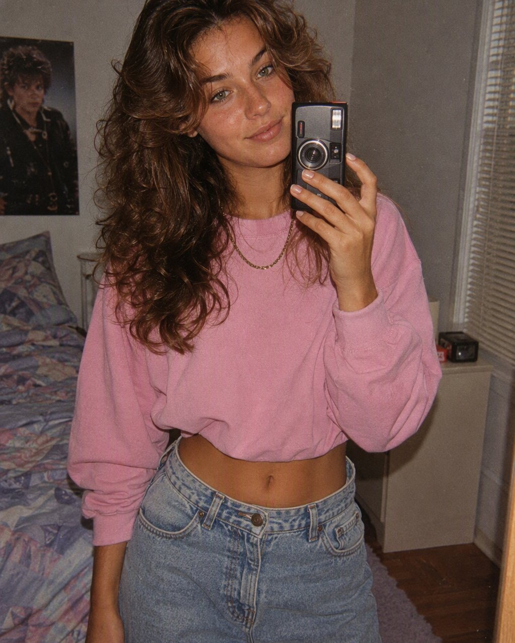 FaceCast ile 80’ler stiline dönüştürülmüş ayna selfie’si: kabarık saç, kot ceket, posterli ve kasetçalarlı 1986 yatak odası, sert flaş ve film greni