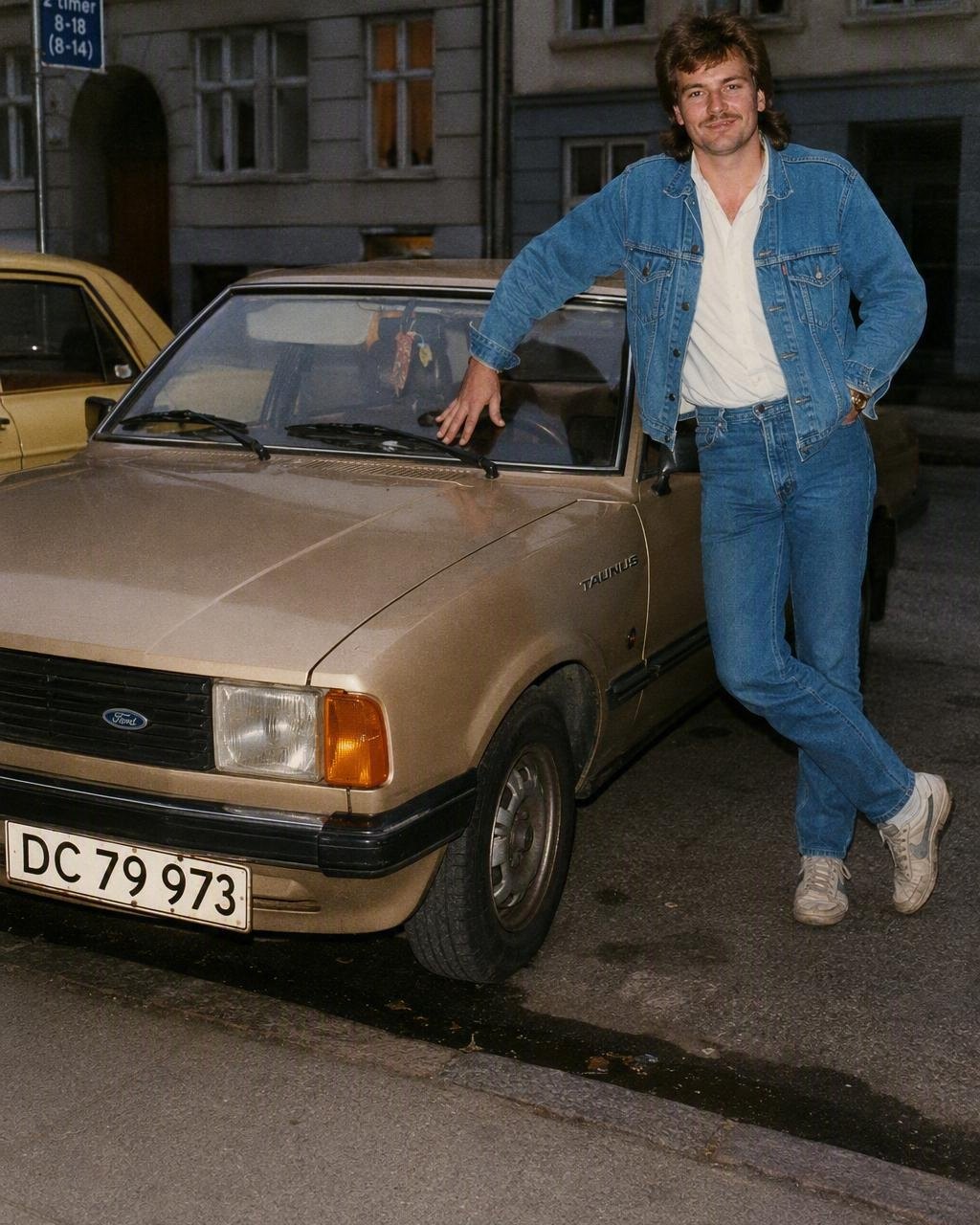 En person ved en bil, lavet om til en aftenscene fra midten af 80’erne med filmkorn og varme farver, lavet med FaceCast