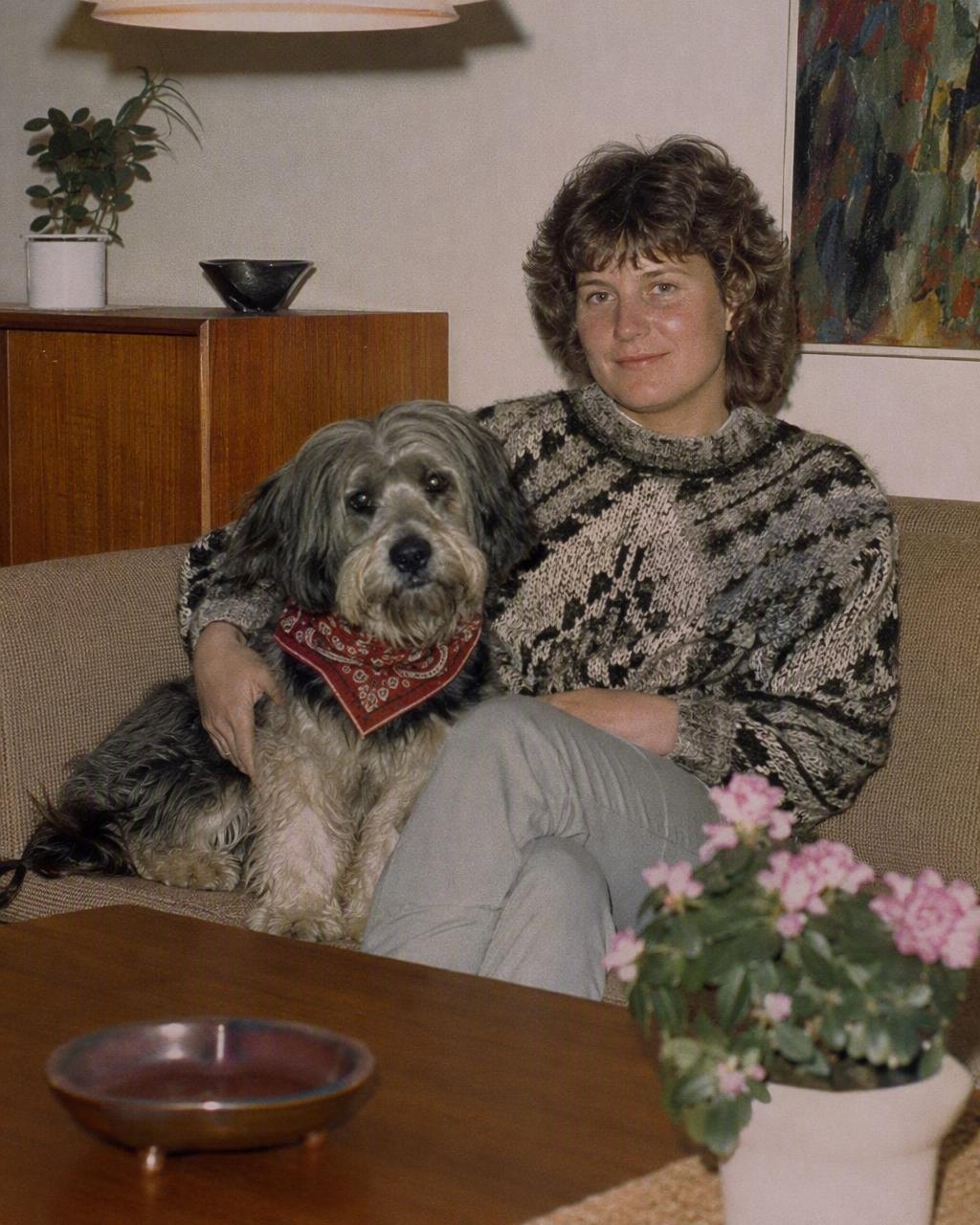En person med sin hund i stil fra midten af 80’erne med filmkorn og varme falmede farver