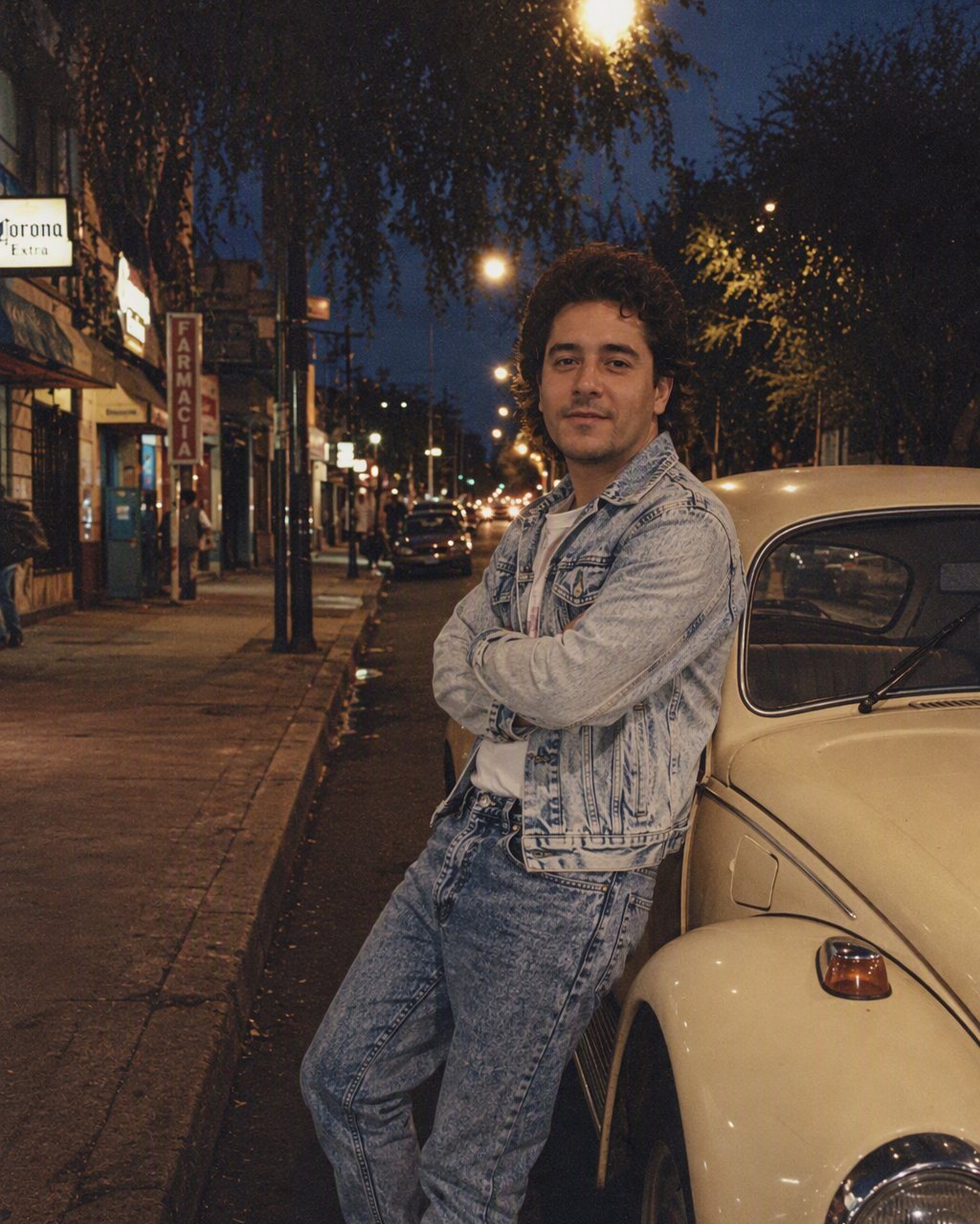 Foto junto a un auto con estética de los años 80 generada con IA