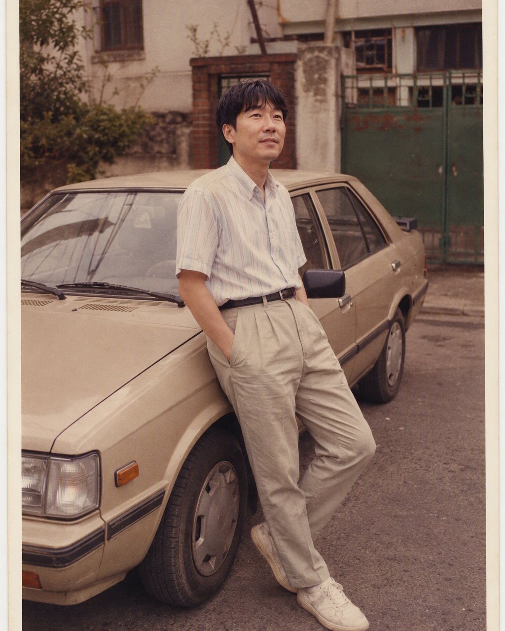 필카 감성으로 바꾼 자동차 사진: 포니2 옆 저녁 거리, 따뜻한 필름 색감과 그레인