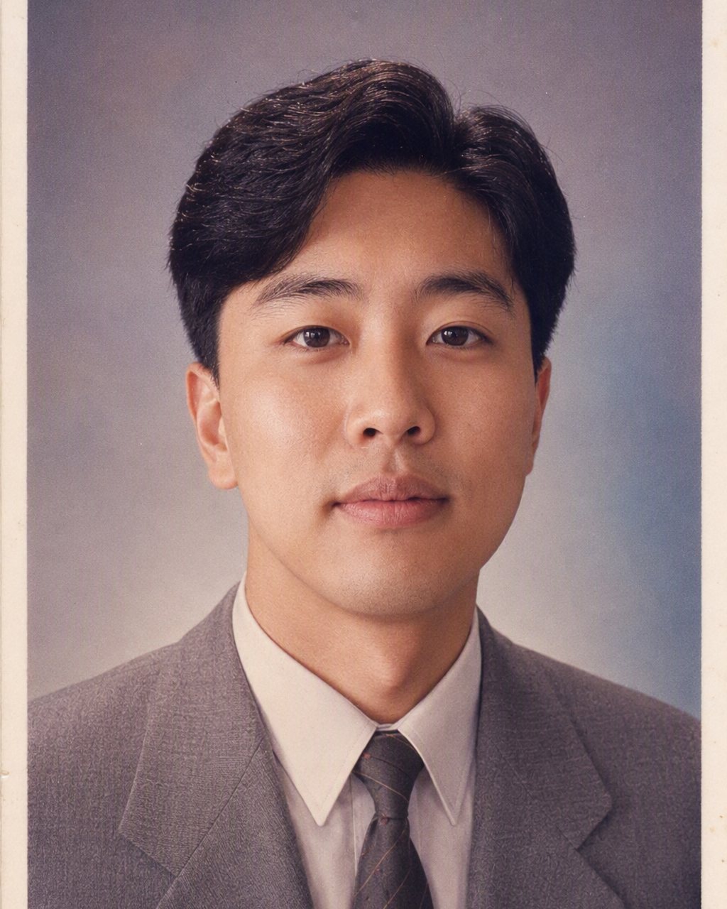 레트로 필터로 바꾼 여성 프로필: 뽕 세운 앞머리, 어깨뽕 재킷, 정면 플래시