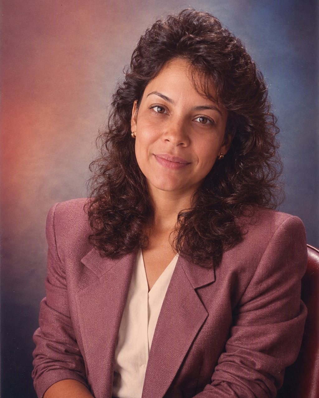Retrato de estúdio no estilo anos 80 feito com IA: fundo da época, flash direto, filme 35 mm e granulação natural