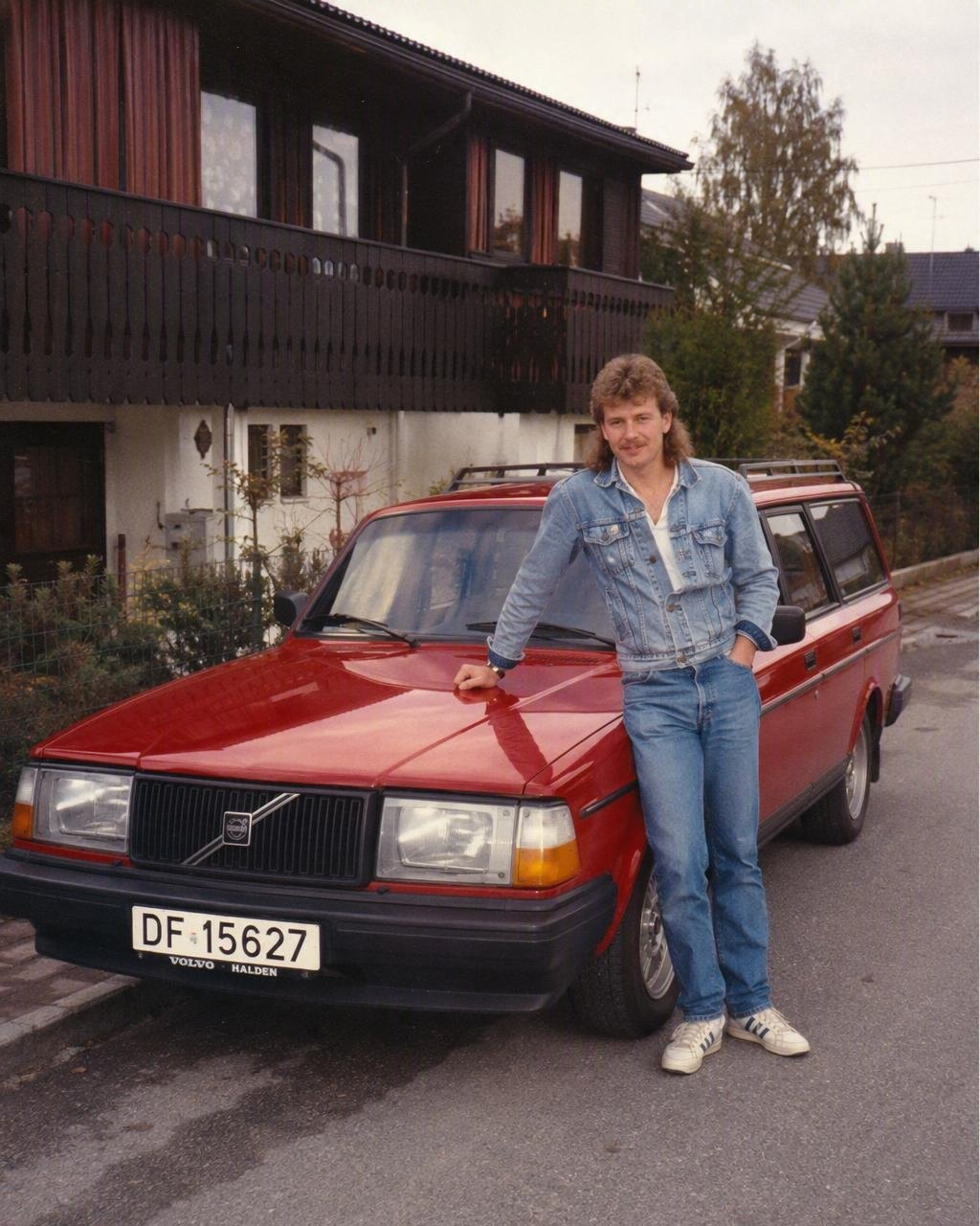Et gatebilde ved siden av bilen blir en kveldsscene fra 1986 med en Volvo 240.