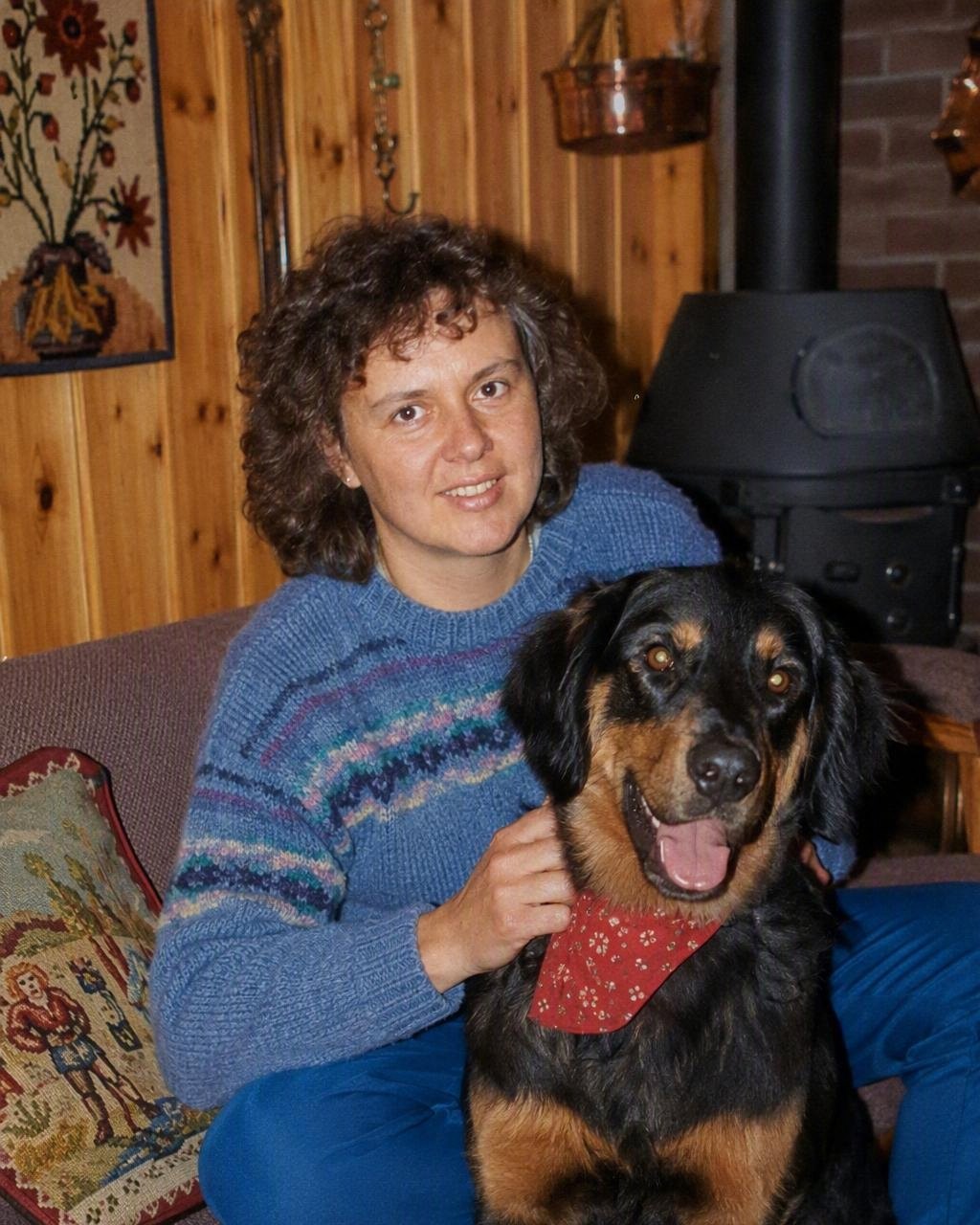 En person med hunden sin i stil fra midten av 1980-tallet med filmkorn og varme falmede farger