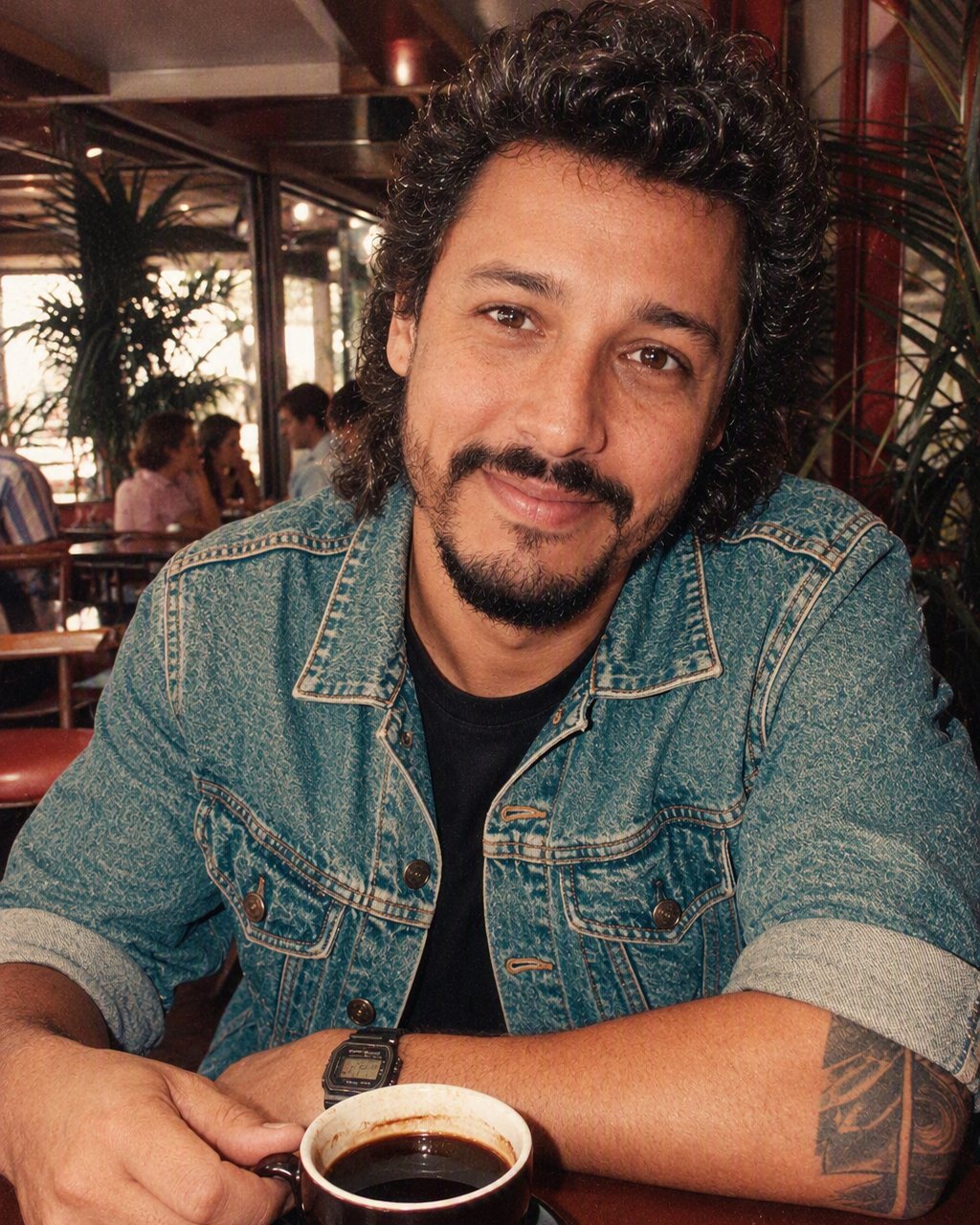Retrato individual no estilo anos 80 gerado por IA no FaceCast, com cabelo volumoso e blazer de ombreiras