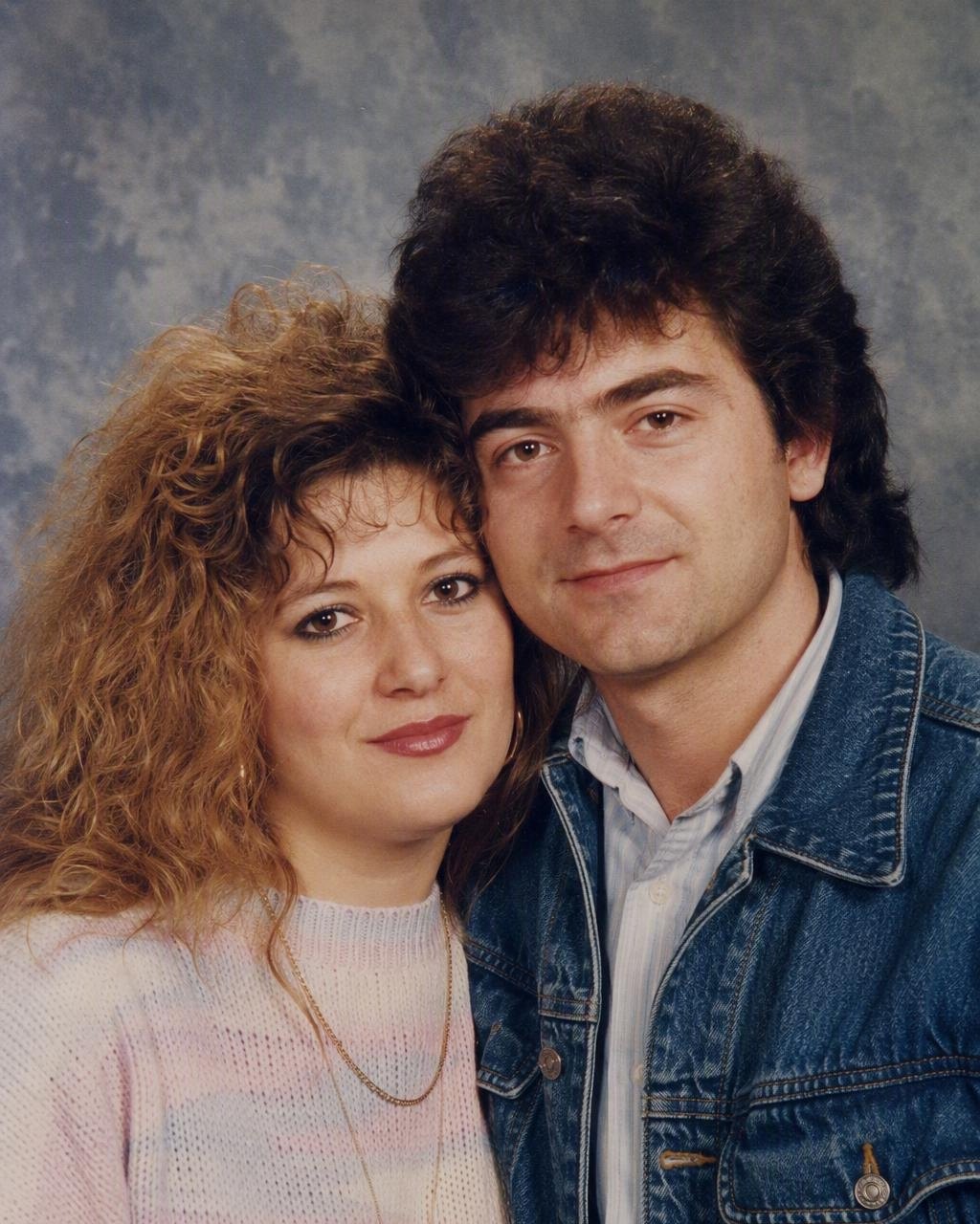 Un cuplu editat cu AI într-un portret de studio de la mijlocul anilor 80