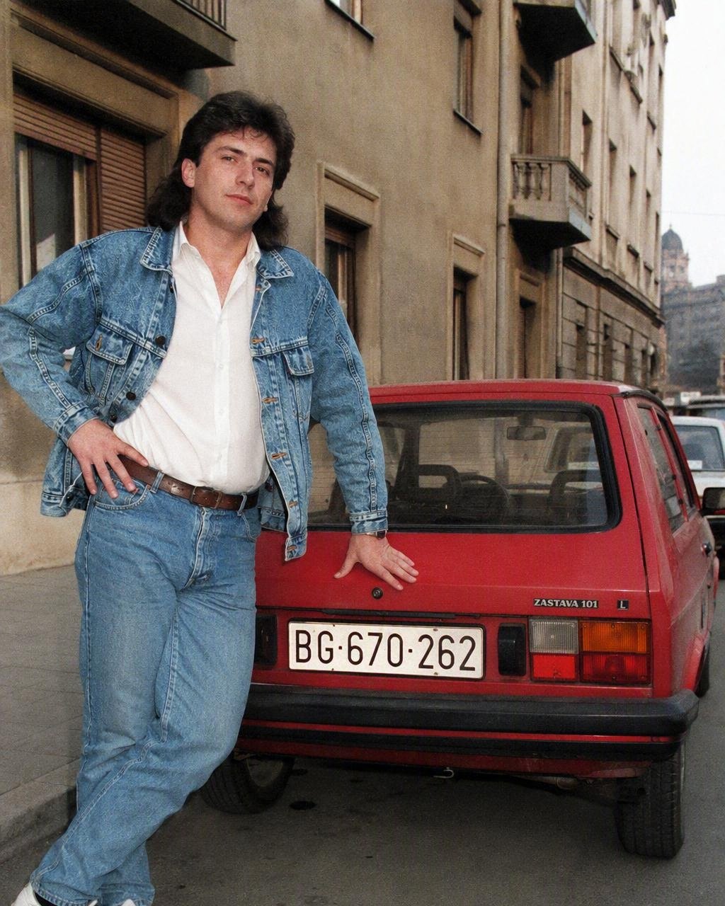 Slika pored kola sa ulice postaje večernji kadar iz 1986, uz automobil tog vremena.