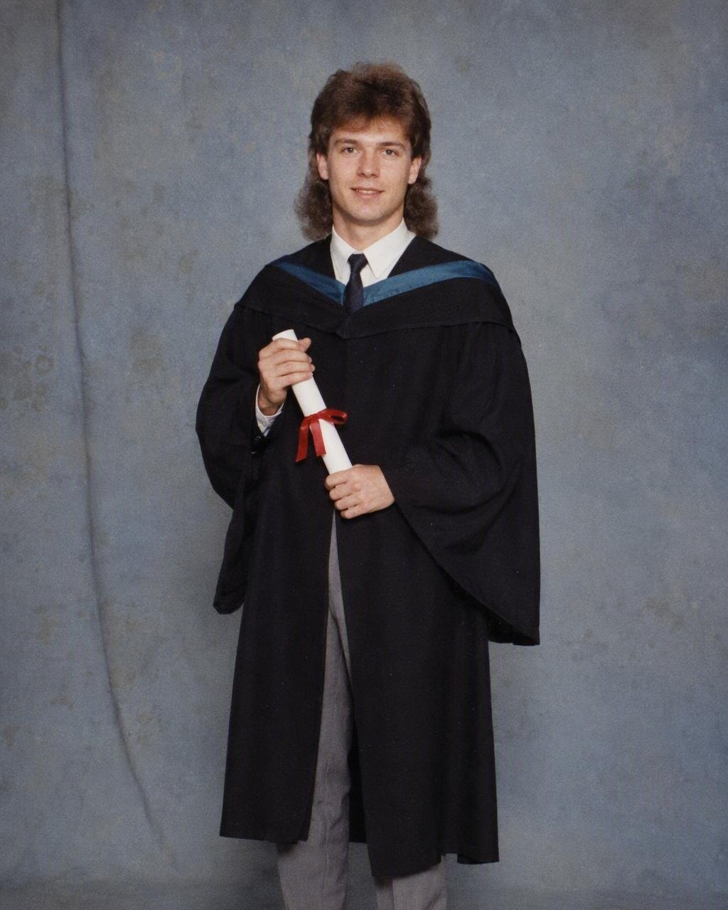 Slika sa dodele diploma postaje maturski portret na plavoj studijskoj pozadini.