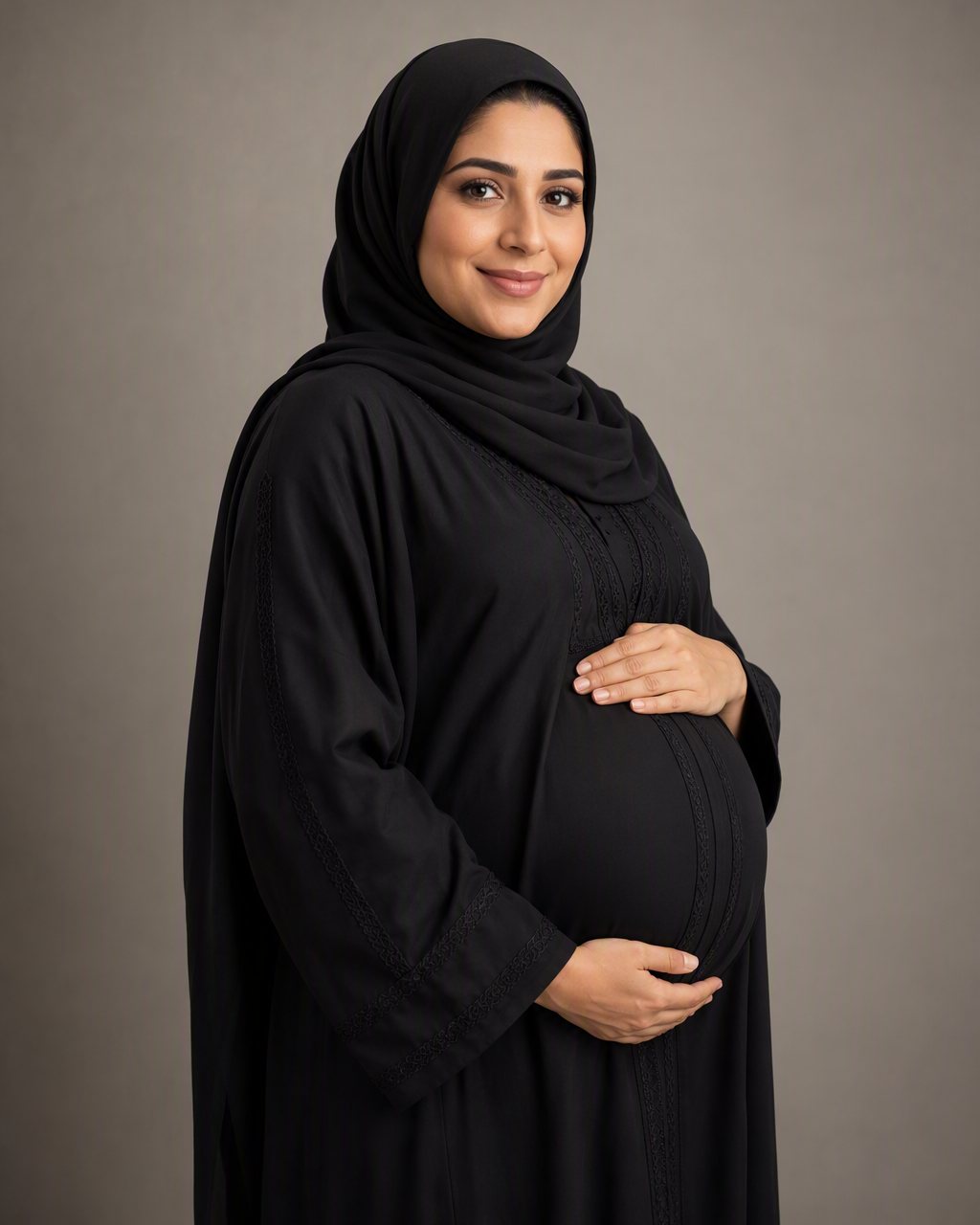 نفس البوز الكلاسيكي في خلفية بسيطة، ثم في ضوء الغروب
